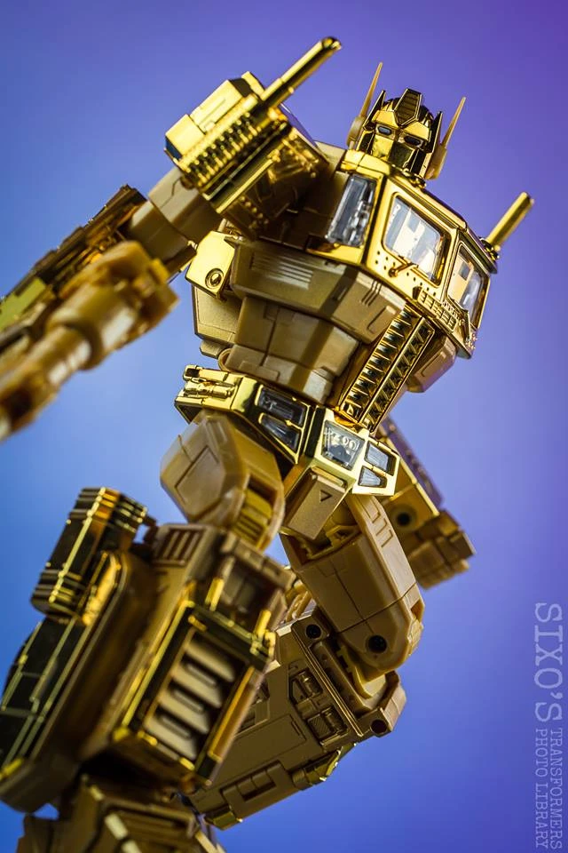 Takara MP10G MP-10G Masterpiece Optimus Prime Gold Lagoon Edition 2 Takara MP10G MP-10G Masterpiece Optimus Prime Gold Lagoon Edition - Image 2