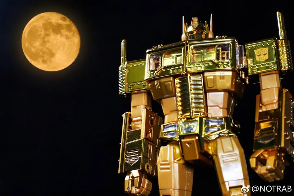 Takara MP10G MP-10G Masterpiece Optimus Prime Gold Lagoon Edition 5 Takara MP10G MP-10G Masterpiece Optimus Prime Gold Lagoon Edition - Image 5